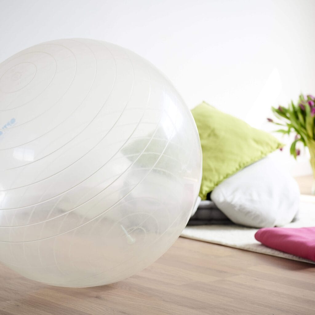 Entspannungsball und Kissen für Geburtsvorbereitung in der Familienbetrieb Praxis.