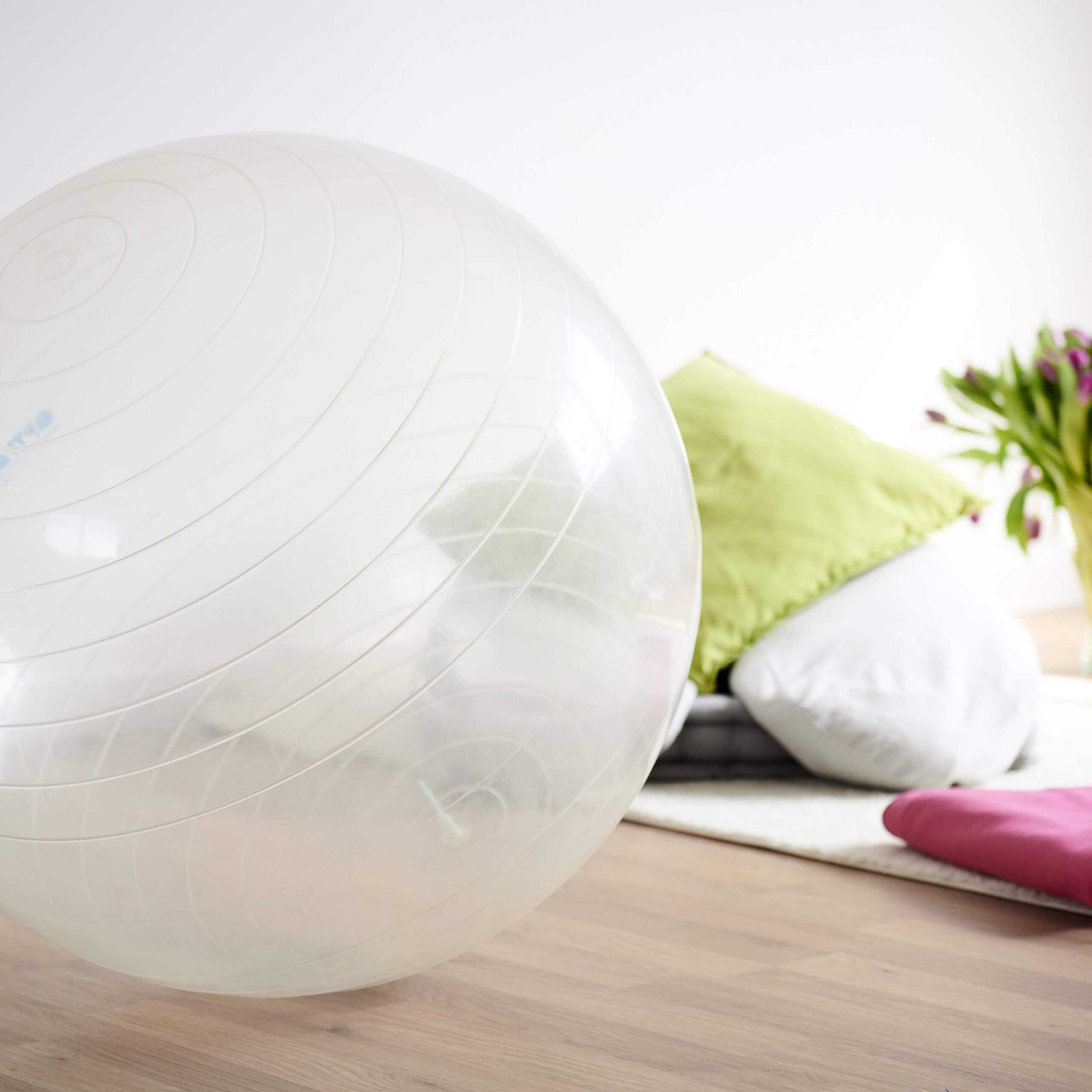 Entspannungsball und Kissen für Geburtsvorbereitung in der Familienbetrieb Praxis.